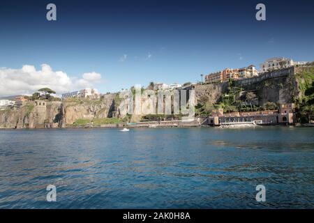 In cima alla scogliera lungo la città di Sorrento in Italia Foto Stock