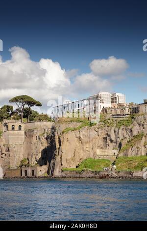In cima alla scogliera lungo la città di Sorrento in Italia Foto Stock