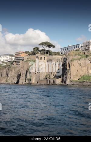 In cima alla scogliera lungo la città di Sorrento in Italia Foto Stock