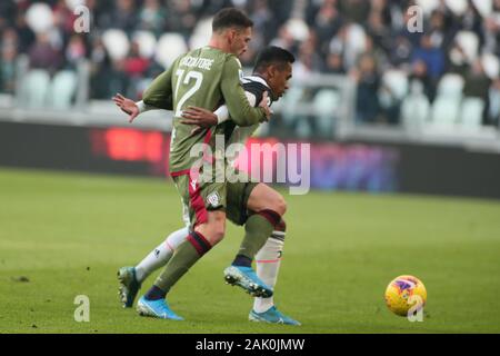 Torino, Italia, 06 gen 2020, duello fra alex sandro lobo silva (Juventus) e Fabrizio cacciatore (Cagliari) durante la Juventus vs Cagliari - Calcio italiano di Serie A del campionato Gli uomini - Credit: LPS/Claudio Benedetto/Alamy Live News Foto Stock