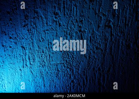 La luce blu su un tessiturali gradiente dello sfondo Foto Stock