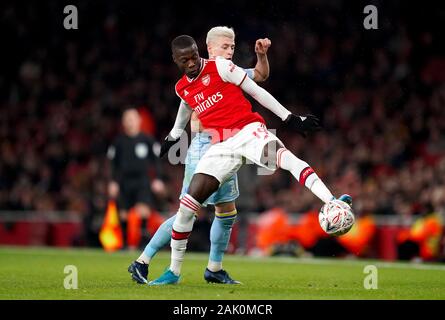 Leeds United Alioski Ezgjan (sinistra) e dell'Arsenal Nicolas Pepe battaglia per la sfera durante la FA Cup terzo turno corrisponde all'Emirates Stadium di Londra. Foto Stock