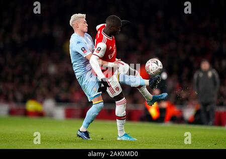 Leeds United Alioski Ezgjan (sinistra) e dell'Arsenal Nicolas Pepe battaglia per la sfera durante la FA Cup terzo turno corrisponde all'Emirates Stadium di Londra. Foto Stock