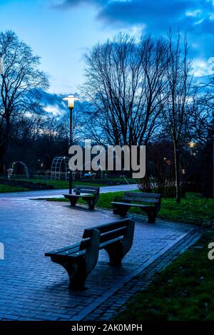 La Al Grugapark, in inverno, parcheggio vuoto di sera, Essen, Germania, Foto Stock