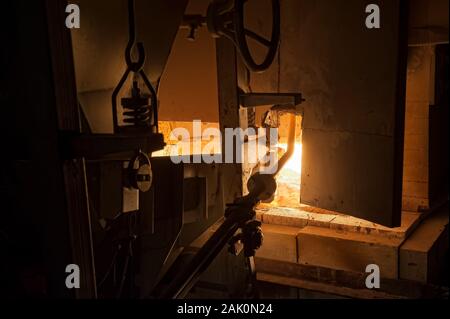 Fabbricazione del vetro forno in bottiglie di fabbrica. Tyumen Foto Stock