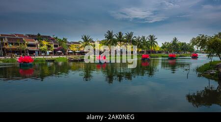 Thu Bon River Old Town Hoi An, Vietnam barche tradizionali e decorazioni galleggianti Foto Stock