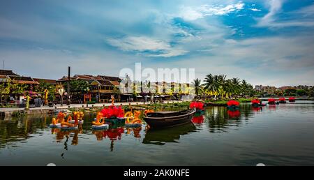 Thu Bon River Old Town Hoi An, Vietnam barche tradizionali e decorazioni galleggianti Foto Stock