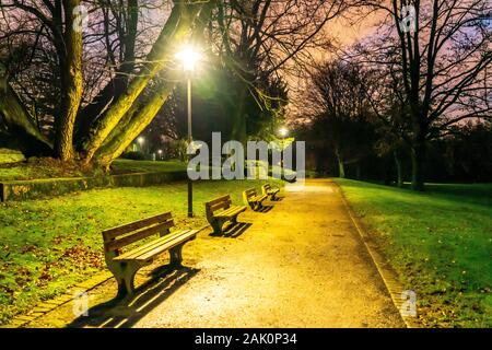 La Al Grugapark, in inverno, parcheggio vuoto di sera, Essen, Germania, Foto Stock