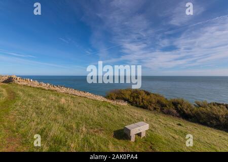 Seascape al grande globo vicino castello Durlston in Durlston Country Park, Swanage, Dorset, Regno Unito Foto Stock