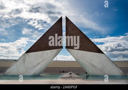 Il monumento ai combattenti d'oltremare a bordo occidentale di Belem a Lisbona Portogallo. Foto Stock