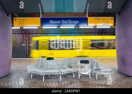 Fermata della metropolitana Messe-Ost, Gruga, il Ruhrbahn, a Essen, Germania, Foto Stock