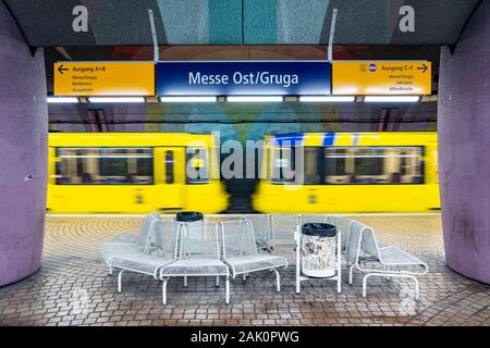 Fermata della metropolitana Messe-Ost, Gruga, il Ruhrbahn, a Essen, Germania, Foto Stock