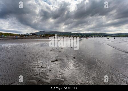 Guardando verso il basso un segnale di occupato Newport Sands Beach, una tempesta sulla spiaggia Nord Pembrokshire costa, Galles Foto Stock