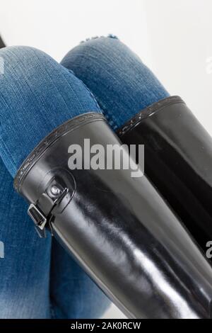 Donna nera Stivali in gomma con jeans blu Foto Stock