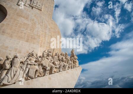 Il Padrao dos Descobrimentos o un monumento alle scoperte contro blu cielo nuvoloso. Foto Stock