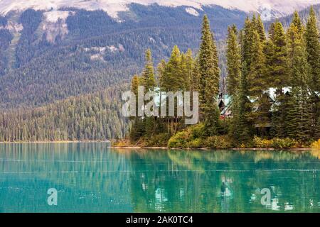 Emerald Lake Lodge nel settembre nel Parco Nazionale di Yoho, British Columbia, Canada [alcuna proprietà di modello o versioni disponibili per le licenze editoriali onl Foto Stock