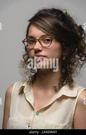 Ritratto di giovane donna latino con occhiali Foto Stock