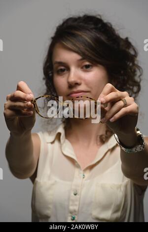 Ritratto di giovane donna latino con occhiali Foto Stock