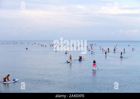 Annuale pagaia SUP Board evento sportivo in Naples, Florida dal molo della città Dock. Foto Stock