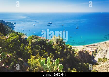 Vista da Taormina su di una stazione ferroviaria sulla costa del Mar Mediterraneo in Sicilia Foto Stock