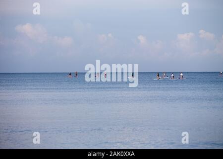 Annuale pagaia SUP Board evento sportivo in Naples, Florida dal molo della città Dock. Foto Stock