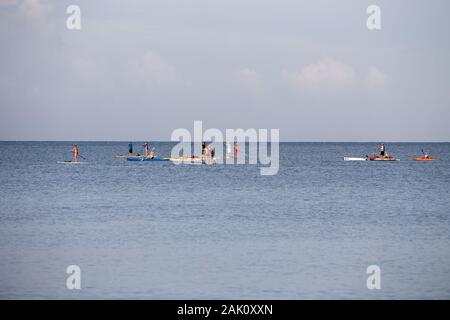 Annuale pagaia SUP Board evento sportivo in Naples, Florida dal molo della città Dock. Foto Stock