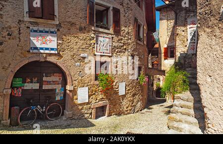 Bel borgo medievale, villaggio isorico in montagna con case con muri in pietra e fiori nelle finestre, strade acciottolate Foto Stock