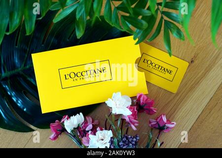 Croazia, Rijeka, Gennaio 6th, 2020. Loccitane en Provence cosmetico francese carta regalo per lo shopping naturale e biologica cosmetici per la cura della pelle, dei capelli e b Foto Stock