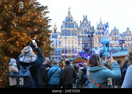 Il mercatino di Natale sulla graziosa Grote Markt nel centro storico di Anversa in Belgio, Europa del nord Foto Stock