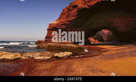 Le scogliere e archi di Legzira. Questo sono formazioni rocciose presso la costa atlantica del Sud Marocco Foto Stock