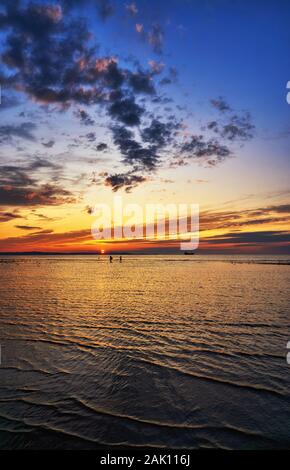 Bel tramonto in Swinemünde sul Mar Baltico beach. Swinoujscie, Polonia Foto Stock