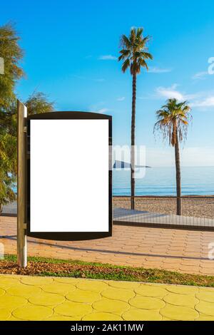 Vuoto all'aperto tramite affissioni, pubblicità esterna, informazioni pubbliche la scheda segnaposto vicino al mare sulla spiaggia Foto Stock