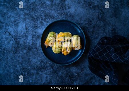 Fiori di zucca ripieni Dolma con riso Pilaf / cibo turco nella piastra. Tradizionale cibo organico. Foto Stock