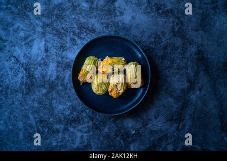 Fiori di zucca ripieni Dolma con riso Pilaf / cibo turco nella piastra. Tradizionale cibo organico. Foto Stock