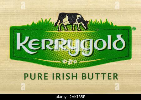 Primo piano di un pacchetto di burro di Kerrygold. Foto Stock
