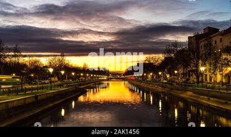 Cielo di sera riflettendo nell'acqua del fiume Dambovita nel centro di Bucarest, Romania, 2020 Foto Stock