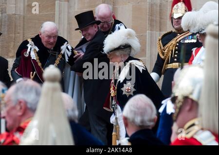 Arthur Valeriano Duca di Wellington che ricevono assistenza dopo inciampare sui gradini della Cappella di St George,il Castello di Windsor e lasciando l'Ordine della Giarrettiera cerimonia in giugno 2010.hanno partecipato all evento HM la Regina e di altri membri della famiglia reale. Foto Stock