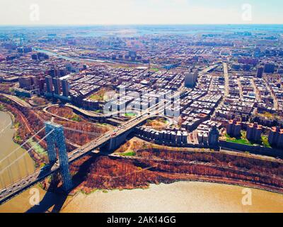 Williamsburg Bridge over East River tra Manhattan e Brooklyn reflex Foto Stock