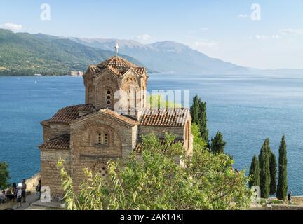 Vista superiore del San Giovanni il Teologo, Kaneo chiesa con il lago di Ohrid e montagne sullo sfondo. OHRID MACEDONIA Nord, Europa. Foto Stock