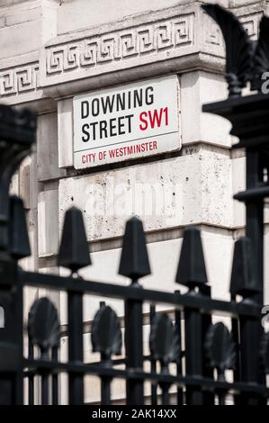 Londra - 23 GIUGNO 2011: Un cartello stradale per Downing Street, la sede della residenza del primo Ministro, si trova sul muro di Whitehall. Foto Stock