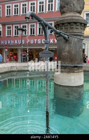 Una fontana ornata (Trinkwasser) a Coburg, Baviera, Germania. Foto Stock