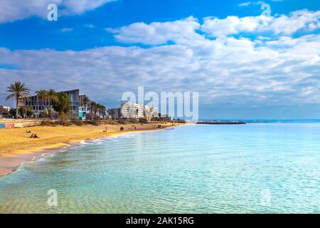 Platja de Can Pere Antoni spiaggia e mare azzurro acqua, Mallorca, Spagna Foto Stock