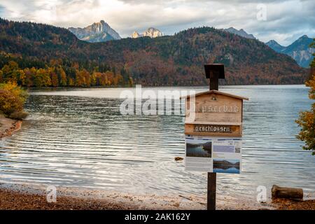 Segno di fronte al lago Alpsee a Schwangau, Germania Foto Stock
