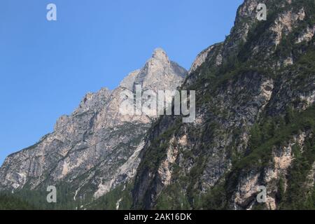 Vista del famoso Dolomiti picchi di montagna in estate le Dolomiti del Gruppo del Brenta, Italia Foto Stock