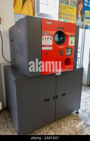 Una macchina per il riciclaggio della plastica (Revendo 7300 di Wincor Nixdorf) in un negozio di alimentari a Coburg, Baviera, Germania. Foto Stock