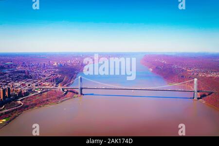 Williamsburg Bridge over East River tra Brooklyn e Manhattan reflex Foto Stock