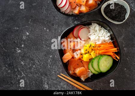 In prossimità dei due poke ciotole con salmone su sfondo nero Foto Stock