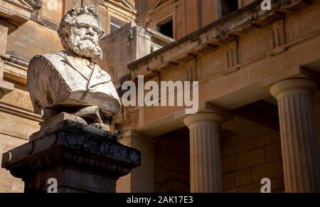 Il busto di Giosue Carducci di fronte al Convitto Palmieri libreria sulla Piazzetta Carducci in Lecce Puglia Italia Foto Stock