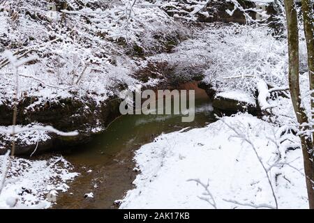 Creek in esecuzione attraverso il paesaggio innevato. Starved Rock State Park, Illinois, Stati Uniti d'America Foto Stock