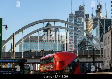 Londra, Inghilterra - 29 giugno 2018: Londra con autobus rossi e il quartiere finanziario in vista il suo background in Inghilterra, Regno Unito Foto Stock